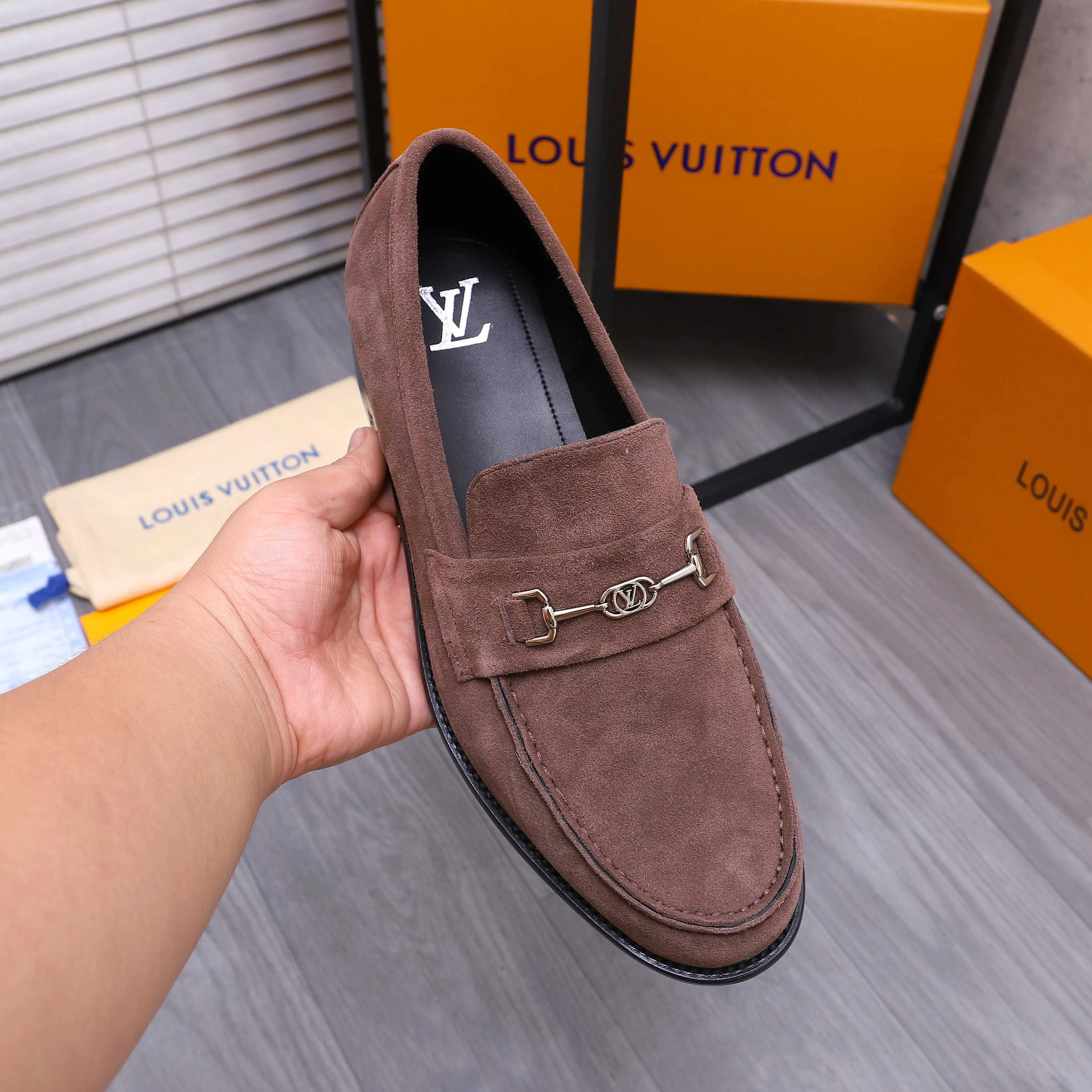 Men's shoes 💰660 Product trademark: LV [Louis Vuitton] business casual slip-on leather shoes, regular size. Size: 39-44 (38.45 custom-made, non-refundable) Product materials: Selected frosted cowhide upper, cowhide lining, original outsole